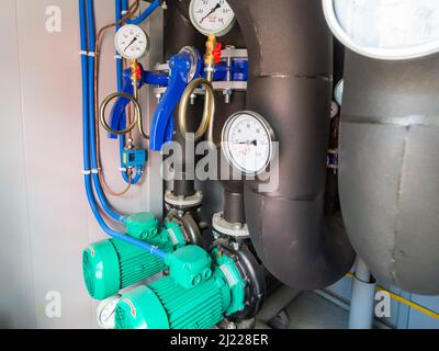 Interno industriale di pompa dell'acqua, valvole, manometri, motori all'interno del vano motore. Valvole e pompe in un locale industriale. Urban moderno e potente pi Foto Stock