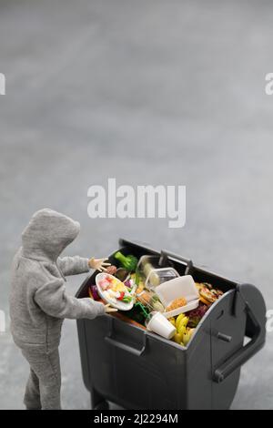 si prega di non sprecare cibo, world food day concept immagine fatta in miniatura. Foto Stock