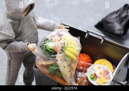 si prega di non sprecare cibo, world food day concept immagine fatta in miniatura. Foto Stock