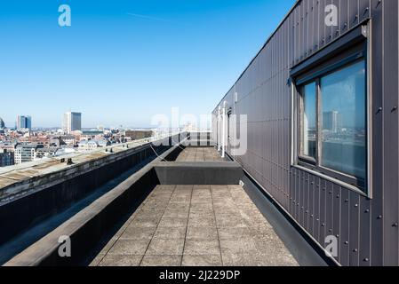 Regione della capitale di Bruxelles - Belgio, 03 19 2022 - edificio sul tetto e terrazza con vista sullo skyline Foto Stock