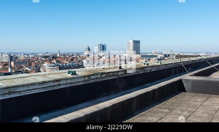 Regione della capitale di Bruxelles - Belgio, 03 19 2022 - terrazza in cemento e vista sullo skyline Foto Stock