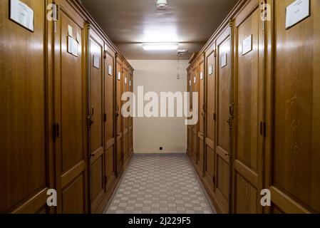 Bruxelles Capital Region - Belgio, 03 19 2022 - Porte in legno per armadi dell'archivio del museo di scienze naturali Foto Stock