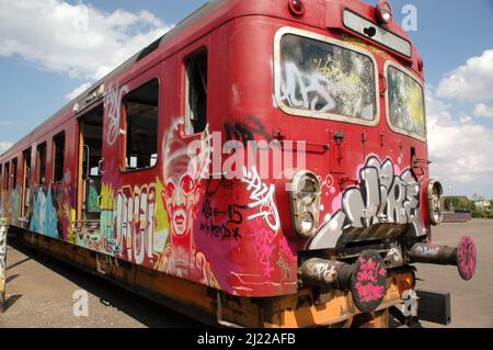 Graffiti su un vecchio treno vandaliced Foto Stock