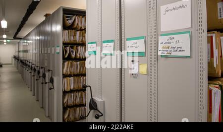 Ulm, Germania. 29th Mar 2022. I fascicoli sono memorizzati nel registro dell'ufficio del pubblico ministero. A Ulm, la polizia e la magistratura stanno testando il fascicolo penale elettronico comune, il primo nel suo genere in Germania. Nel sistema di polizia viene generato un archivio di indagini elettroniche, che viene mantenuto completamente in formato digitale e trasmesso all'ufficio del pubblico ministero attraverso una "strada dati" sviluppata a tale scopo. Credit: Stefan Puchner/dpa/Alamy Live News Foto Stock