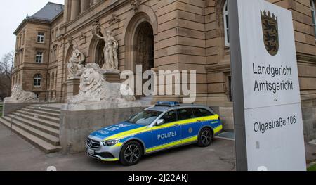 Ulm, Germania. 29th Mar 2022. Un veicolo della polizia è parcheggiato di fronte all'edificio della giustizia. A Ulm, la polizia e la magistratura stanno testando il fascicolo penale elettronico comune, il primo nel suo genere in Germania. Nel sistema di polizia viene generato un archivio di indagini elettroniche, che viene mantenuto completamente in formato digitale e trasmesso all'ufficio del pubblico ministero attraverso una "strada dati" sviluppata a tale scopo. Credit: Stefan Puchner/dpa/Alamy Live News Foto Stock