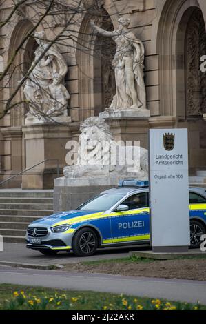 Ulm, Germania. 29th Mar 2022. Un veicolo della polizia è parcheggiato di fronte all'edificio della giustizia. A Ulm, la polizia e la magistratura stanno testando il fascicolo penale elettronico comune, il primo nel suo genere in Germania. Nel sistema di polizia viene generato un archivio di indagini elettroniche, che viene mantenuto completamente in formato digitale e trasmesso all'ufficio del pubblico ministero attraverso una "strada dati" sviluppata a tale scopo. Credit: Stefan Puchner/dpa/Alamy Live News Foto Stock