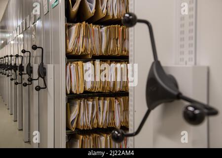 Ulm, Germania. 29th Mar 2022. I fascicoli sono memorizzati nel registro dell'ufficio del pubblico ministero. A Ulm, la polizia e la magistratura stanno testando il fascicolo penale elettronico comune, il primo nel suo genere in Germania. Nel sistema di polizia viene generato un archivio di indagini elettroniche, che viene mantenuto completamente in formato digitale e trasmesso all'ufficio del pubblico ministero attraverso una "strada dati" sviluppata a tale scopo. Credit: Stefan Puchner/dpa/Alamy Live News Foto Stock