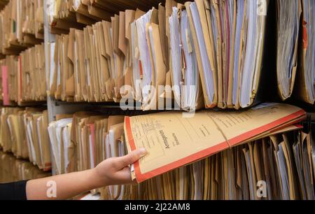 Ulm, Germania. 29th Mar 2022. I fascicoli sono memorizzati nel registro dell'ufficio del pubblico ministero. A Ulm, la polizia e la magistratura stanno testando il fascicolo penale elettronico comune, il primo nel suo genere in Germania. Nel sistema di polizia viene generato un archivio di indagini elettroniche, che viene mantenuto completamente in formato digitale e trasmesso all'ufficio del pubblico ministero attraverso una "strada dati" sviluppata a tale scopo. Credit: Stefan Puchner/dpa/Alamy Live News Foto Stock