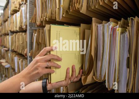 Ulm, Germania. 29th Mar 2022. I fascicoli sono memorizzati nel registro dell'ufficio del pubblico ministero. A Ulm, la polizia e la magistratura stanno testando il fascicolo penale elettronico comune, il primo nel suo genere in Germania. Nel sistema di polizia viene generato un archivio di indagini elettroniche, che viene mantenuto completamente in formato digitale e trasmesso all'ufficio del pubblico ministero attraverso una "strada dati" sviluppata a tale scopo. Credit: Stefan Puchner/dpa/Alamy Live News Foto Stock