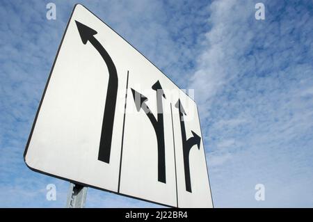 Indicatori di direzione multidirezionali per conducenti di traffico indicazione su quale strada scegliere, andare a sinistra, a destra o dritto da ciascuna delle 3 corsie Foto Stock