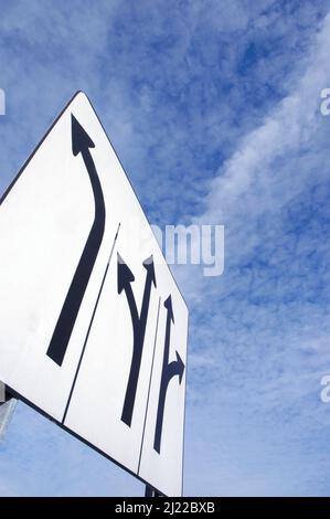 Indicatori di direzione multidirezionali per conducenti di traffico indicazione su quale strada scegliere, andare a sinistra, a destra o dritto da ciascuna delle 3 corsie Foto Stock