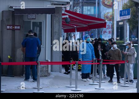 Shanghai, Shanghai cinese. 29th Mar 2022. Le persone si allineano per il test COVID-19 in un sito di test nel distretto di Xuhui, Shanghai nella Cina orientale, 29 marzo 2022. Il centro economico cinese di Shanghai, con una popolazione di oltre 24 milioni di abitanti, è stato suddiviso in due parti per applicare una gestione temporanea chiusa tra marzo 28 e aprile 5 per cercare di abbattere possibili infezioni e frenare la diffusione del virus. Credit: Jin Liwang/Xinhua/Alamy Live News Foto Stock