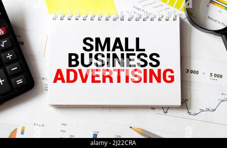 Cartello con la scritta Small Business advertising. Foto concettuale American shopping Holiday tenuto durante il Sabato. Foto Stock