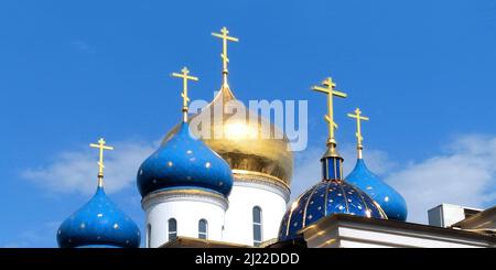 ODESSA, UCRAINA - 25 GIUGNO 2019: Queste sono le cupole delle chiese del monastero patriarcale dell'Assunzione Ortodossa. Foto Stock