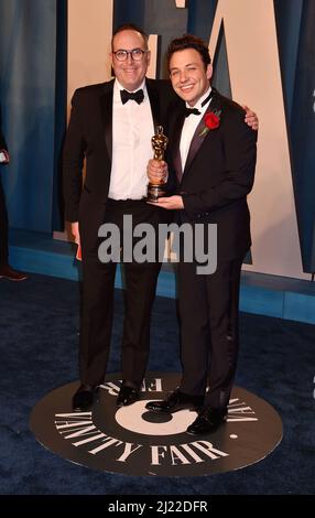 BEVERLY HILLS, CA - MARZO 27: Ben Proudfoot (R) e ospite partecipano al Vanity Fair Oscar Party 2022 ospitato da Radhika Jones al Wallenberg Centre f Foto Stock