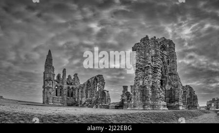 Le rovine della chiesa di St Hilda a Whitby, nello Yorkshire meglio conosciuta come Whitby Abbey, famosa come sfondo per il romanzo di Bram Stokers Dracula Foto Stock