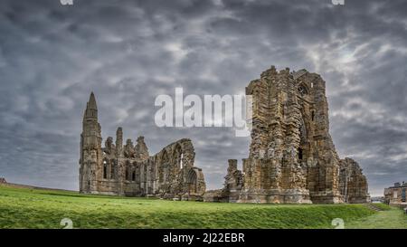 Le rovine della chiesa di St Hilda a Whitby, nello Yorkshire meglio conosciuta come Whitby Abbey, famosa come sfondo per il romanzo di Bram Stokers Dracula Foto Stock