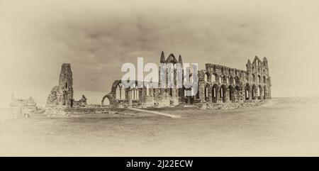 Le rovine della chiesa di St Hilda a Whitby, nello Yorkshire meglio conosciuta come Whitby Abbey, famosa come sfondo per il romanzo di Bram Stokers Dracula Foto Stock