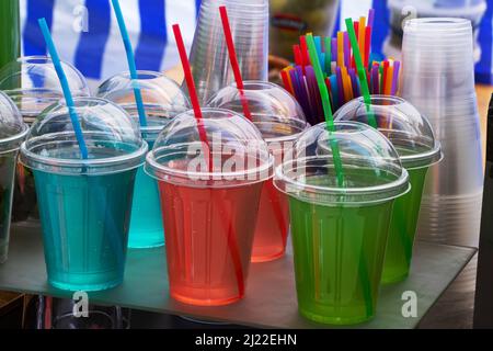 Bevande analcoliche in tazze di plastica. Foto Stock