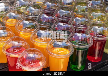 Bevande analcoliche in tazze di plastica. Foto Stock