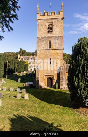 St Peters Church e la Stanway House, maniero giacobino, nel villaggio Cotswold di Stanway, Gloucestershire, Inghilterra, Regno Unito Foto Stock