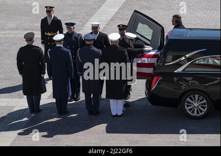 Washington, Stati Uniti. 29th Mar 2022. La scrigno del Rep. Donald Edwin Young, R-AK, arriva a trovarsi in stato nella Statuary Hall del Campidoglio degli Stati Uniti a Washington DC, martedì 29 marzo 2022. Young, morto il 18 marzo 2022, è stato il repubblicano più longevo al Congresso e ha rappresentato l'Alaska dal 1973. Foto piscina di Jim Watson/UPI Credit: UPI/Alamy Live News Foto Stock