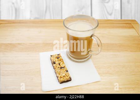 Un Chocolate chip Granola Bar con una tazza di caffè per colazione Foto Stock