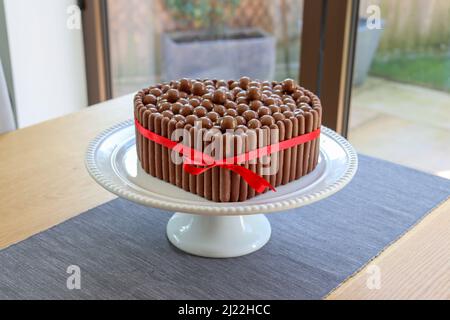 Dito al cioccolato a forma di cuore e torta Malteaser Foto Stock