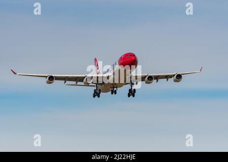 Zurigo (Svizzera), 24 febbraio 2022 Edelweiss Air Airbus A340-313X AIRE Final Approach on Runway 14 Foto Stock