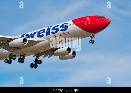 Zurigo (Svizzera), 24 febbraio 2022 Edelweiss Air Airbus A340-313X AIRE Final Approach on Runway 14 Foto Stock