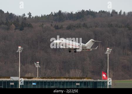 Zurigo, Svizzera, 24 febbraio 2022 Bombardier CL-600-2B16 Challenger decollo dalla pista 28 Foto Stock
