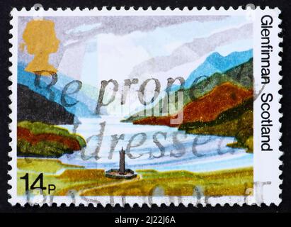 GRAN BRETAGNA - CIRCA 1981: Un francobollo stampato in Gran Bretagna mostra Glenfinnan Highlands, Scozia, circa 1981 Foto Stock