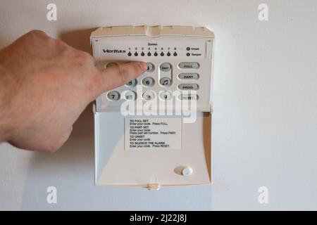 Premere il tasto sul tastierino di sicurezza, sulla tastiera degli allarmi domestici Foto Stock