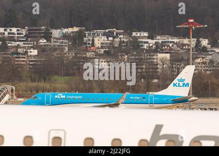 Zurigo, Svizzera, 24 febbraio 2022 KLM Royal Dutch Airlines Empraer ERJ-175 è un velivolo che tasserà alla sua posizione di decollo Foto Stock