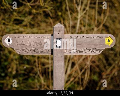 Un cartello per la South Downs Way al villaggio di Exton. A sinistra mostra l'uso della strada e della tangenziale e a destra mostra solo il sentiero. Foto Stock