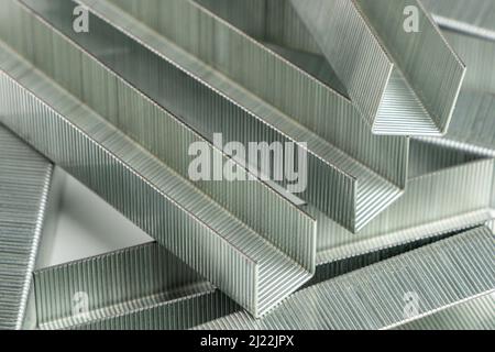 Punti metallici per la pinzatrice isolati su sfondo bianco. Foto Stock