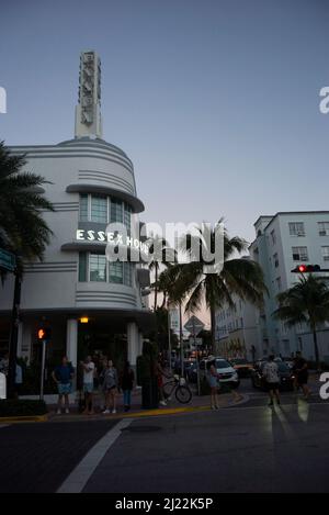 Miami Florida, Essex House Hotel sulla 1001 Collins Avenue, Miami Beach, Florida di notte Foto Stock