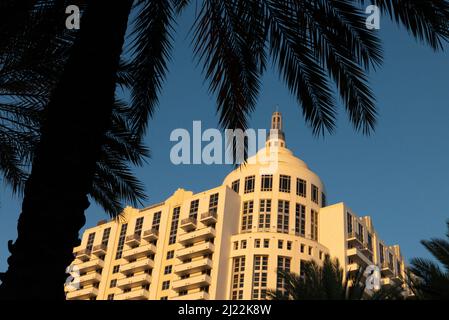 Miami Florida, Loews Miami Beach Hotel su Collins Avenue, Miami Beach, Florida al tramonto Foto Stock