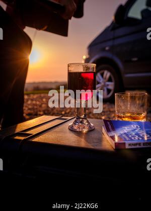 Tramonto sulle South Downs presso la Bow Hill Farm. Regno Unito campeggio Vanlife con un VW T5 camper furgone e tenda. Foto Stock