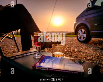 Tramonto sulle South Downs presso la Bow Hill Farm. Regno Unito campeggio Vanlife con un VW T5 camper furgone e tenda. Foto Stock