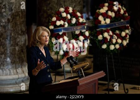 Washington, Stati Uniti. 29th Mar 2022. STATI UNITI - MARZO 29: Sen. Lisa Murkowski, R-Alaska, parla durante la cerimonia per il Rep. Don Young (R-Alaska) di giacere in stato nella National Statuary Hall nel Campidoglio degli Stati Uniti martedì 29 marzo 2022. (Foto di Bill Clark/Pool/Sipa USA) Credit: Sipa USA/Alamy Live News Foto Stock