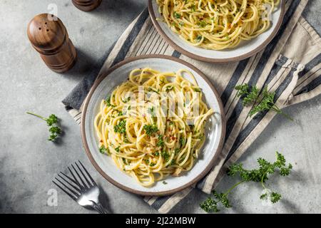 Spaghetti all'Algio e olio fatti in casa con aglio e parmigiano Foto Stock