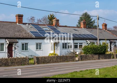 Bungalow con pannelli solari montati sul tetto, Liphook, Hampshire, Inghilterra, Regno Unito Foto Stock