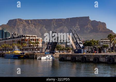 Città del Capo Sud Africa. 2022. Ponte pedonale aperto per il traffico marittimo a pas tra il bacino V&A in Alfred Basin. Lungomare di Città del Capo. Foto Stock