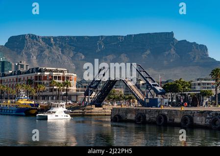 Città del Capo Sud Africa. 2022. Ponte pedonale aperto per il traffico marittimo a pas tra il bacino V&A in Alfred Basin. Lungomare di Città del Capo. Foto Stock