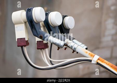 Antenna satellitare multi-feed con alimentazione multipla (convertitori) primo piano, moderna diversità di telecomunicazioni. Foto Stock