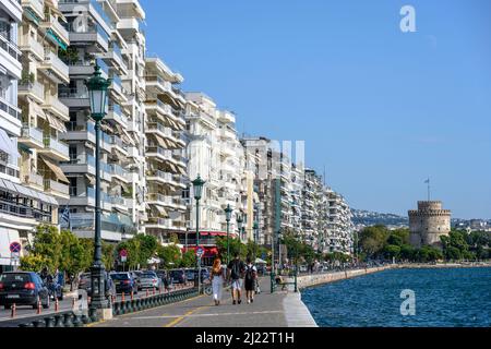 Thessaloniki lungomare con blocchi di appartamenti su Nikis Avenue e la bianca torre sullo sfondo, Macedonia, Grecia settentrionale Foto Stock