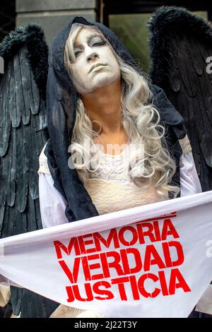 Giovane donna con volto dipinto. Marzo per il Memorial Day. 46 anni dopo il colpo di stato della dittatura civile-militare in Argentina. Foto Stock