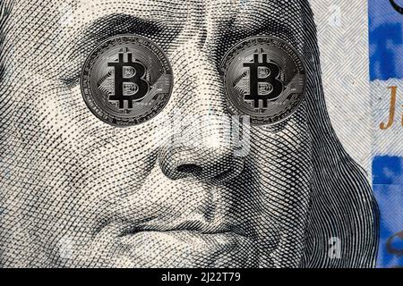 Ritratto di Benjamin Franklin con occhi Bitcoin da cento dollari americani immagine concettuale per la criptovaluta mondiale e il sistema di pagamento digitale Foto Stock