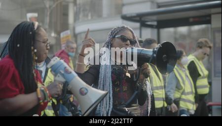 Londra, Regno Unito - 03 19 2022: Due donne nere che protestano contro Regent Street, con le mani sollevate che camminano con i megafoni, sostengono “Kill the Bill”. Foto Stock